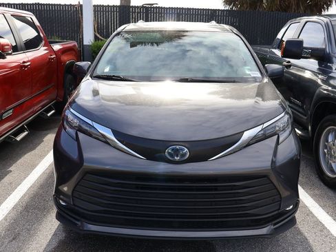 Used 2025 Toyota Sienna XLE image 5