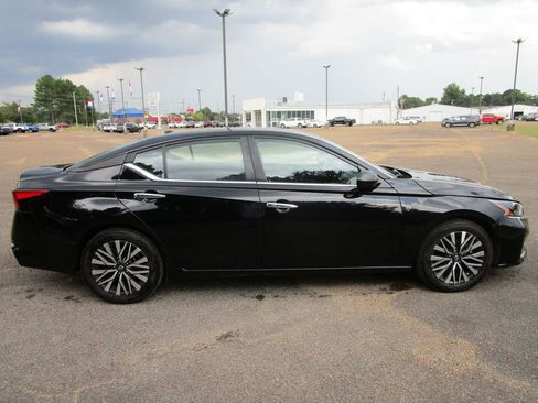 Used 2024 Nissan Altima 2.5 SV image 6