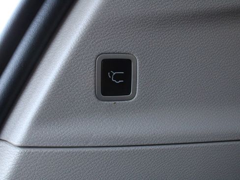 Used 2018 Chrysler Pacifica Touring-L image 31