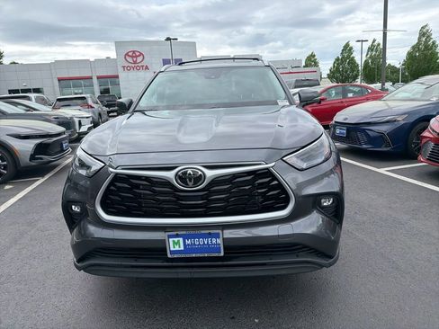 Used 2023 Toyota Highlander XLE AWD/4WD image 2