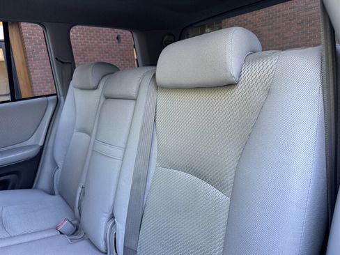 Used 2005 Toyota Highlander 4WD V6 w/ 3rd Row image 15