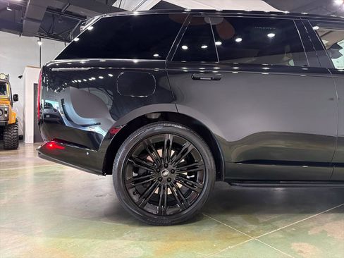 Used 2024 Land Rover Range Rover Long Wheelbase Autobiography image 9