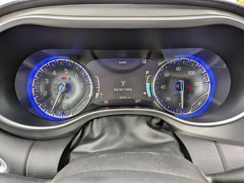 Used 2023 Chrysler Pacifica Touring-L FWD image 3
