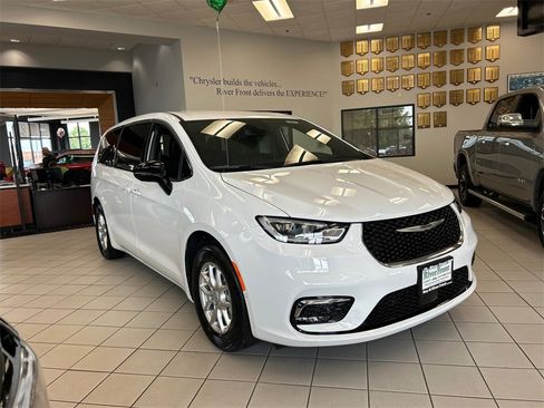 New 2025 Chrysler Pacifica Select image 4