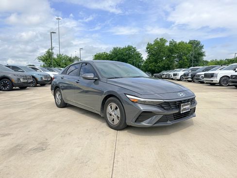 Used 2024 Hyundai Elantra SE FWD image 10