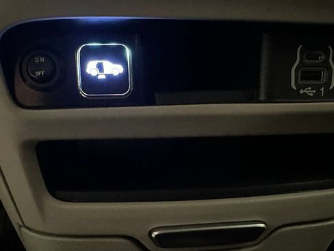 Used 2023 Chrysler Pacifica Touring-L FWD image 27