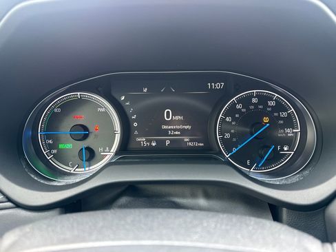 Used 2024 Toyota Venza LE image 9