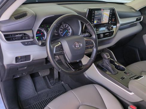 Used 2020 Toyota Highlander XLE AWD/4WD image 9