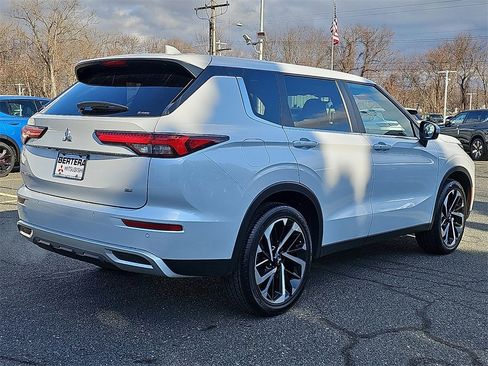 Used 2024 Mitsubishi Outlander SE image 6