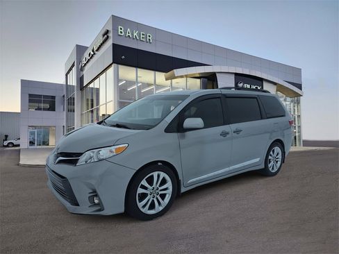 Used 2018 Toyota Sienna L image 1