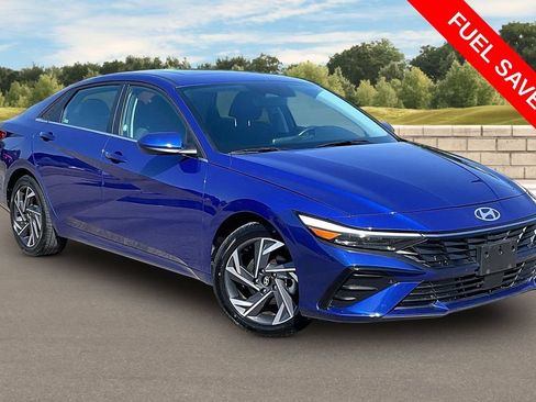 Used 2025 Hyundai Elantra SEL FWD image 2