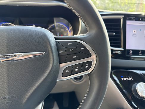 Used 2024 Chrysler Pacifica Touring-L FWD image 28