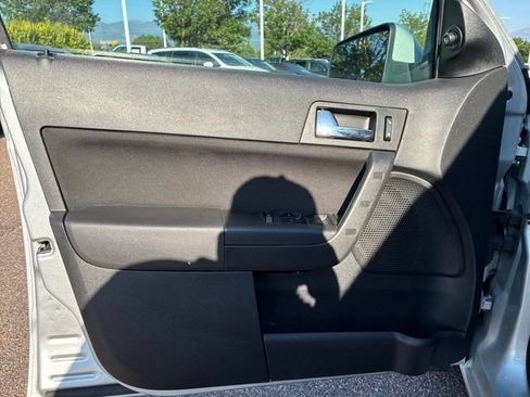 Used 2010 Ford Focus SES FWD image 7