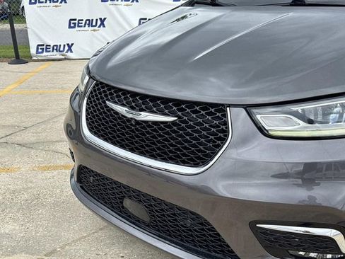 Used 2022 Chrysler Pacifica Limited AWD/4WD image 3