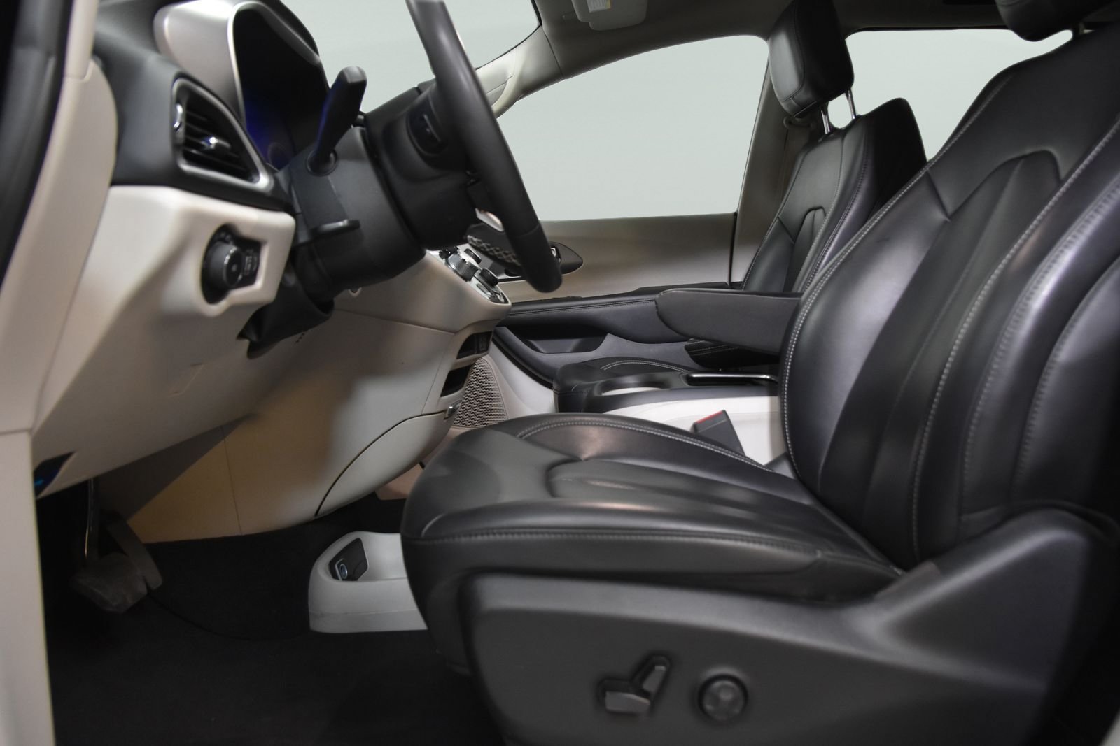 Used 2023 Chrysler Pacifica Touring-L FWD image 12