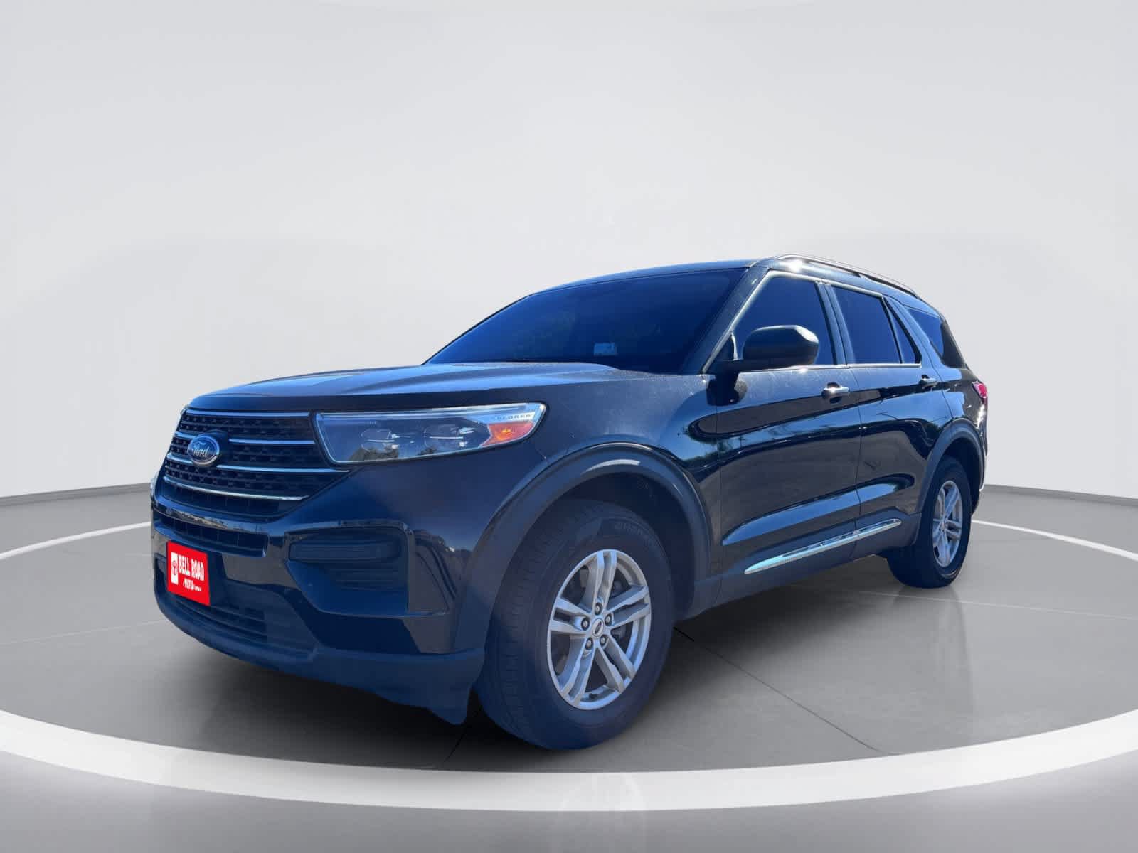 Used 2023 Ford Explorer XLT AWD/4WD image 2