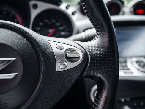Used 2009 Nissan 370Z Touring RWD image 62