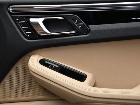 Used 2025 Porsche Macan image 44