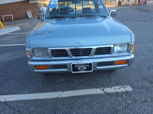 Used 1993 Nissan Pickup 2WD Regular Cab image 8