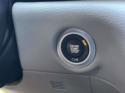 Used 2023 Chrysler Pacifica Limited image 35