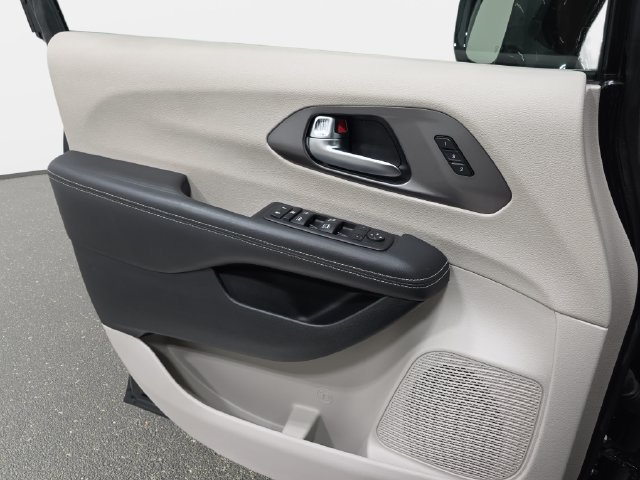 Used 2024 Chrysler Pacifica Touring-L FWD image 27