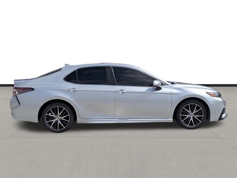 Used 2021 Toyota Camry SE image 4