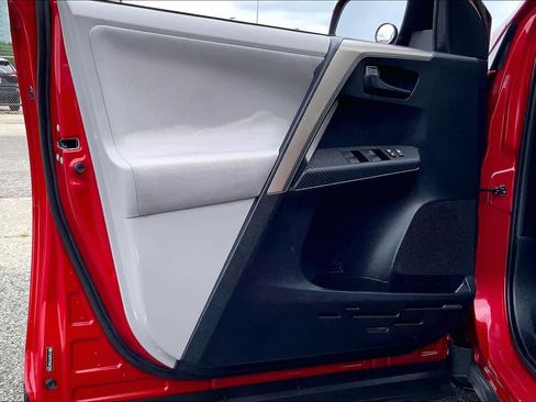 Used 2013 Toyota RAV4 XLE image 21