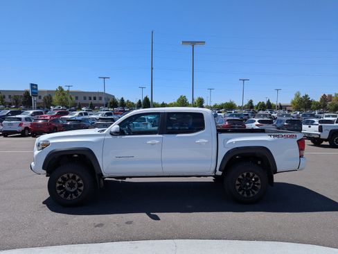Used 2017 Toyota Tacoma TRD Off-Road w/ Premium & Technology Package AWD/4WD image 9