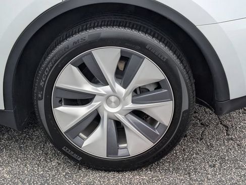 Used 2024 Tesla Model Y Long Range AWD/4WD image 10