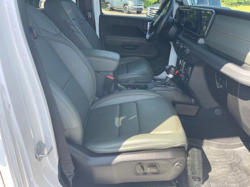 Used 2024 Jeep Gladiator Mojave AWD/4WD image 19