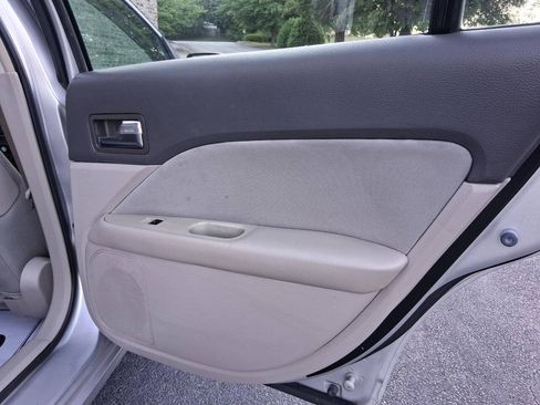 Used 2010 Ford Fusion S FWD image 21