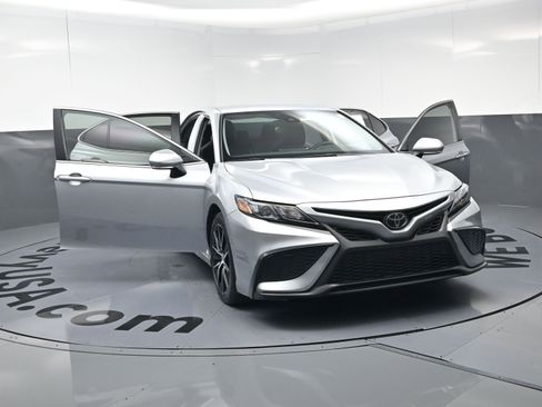 Used 2024 Toyota Camry SE image 22
