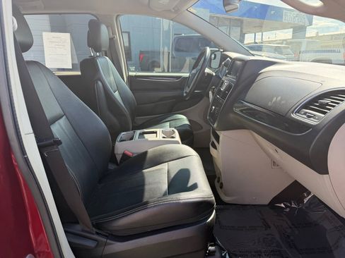 Used 2015 Chrysler Town & Country Touring FWD image 18