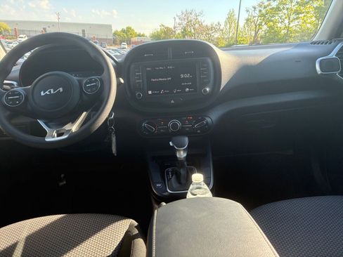 Used 2025 Kia Soul LX w/ LX Technology Package FWD image 17