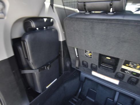 Used 2015 Toyota Sienna SE Premium FWD image 25