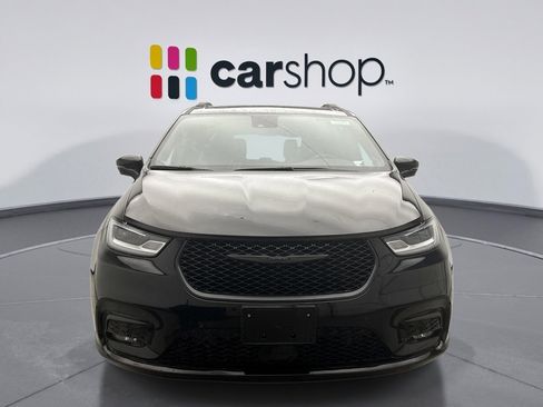 Used 2025 Chrysler Pacifica Limited image 6