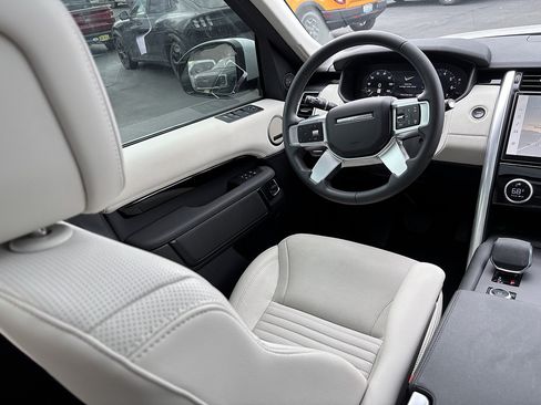 Used 2025 Land Rover Discovery S AWD/4WD image 19