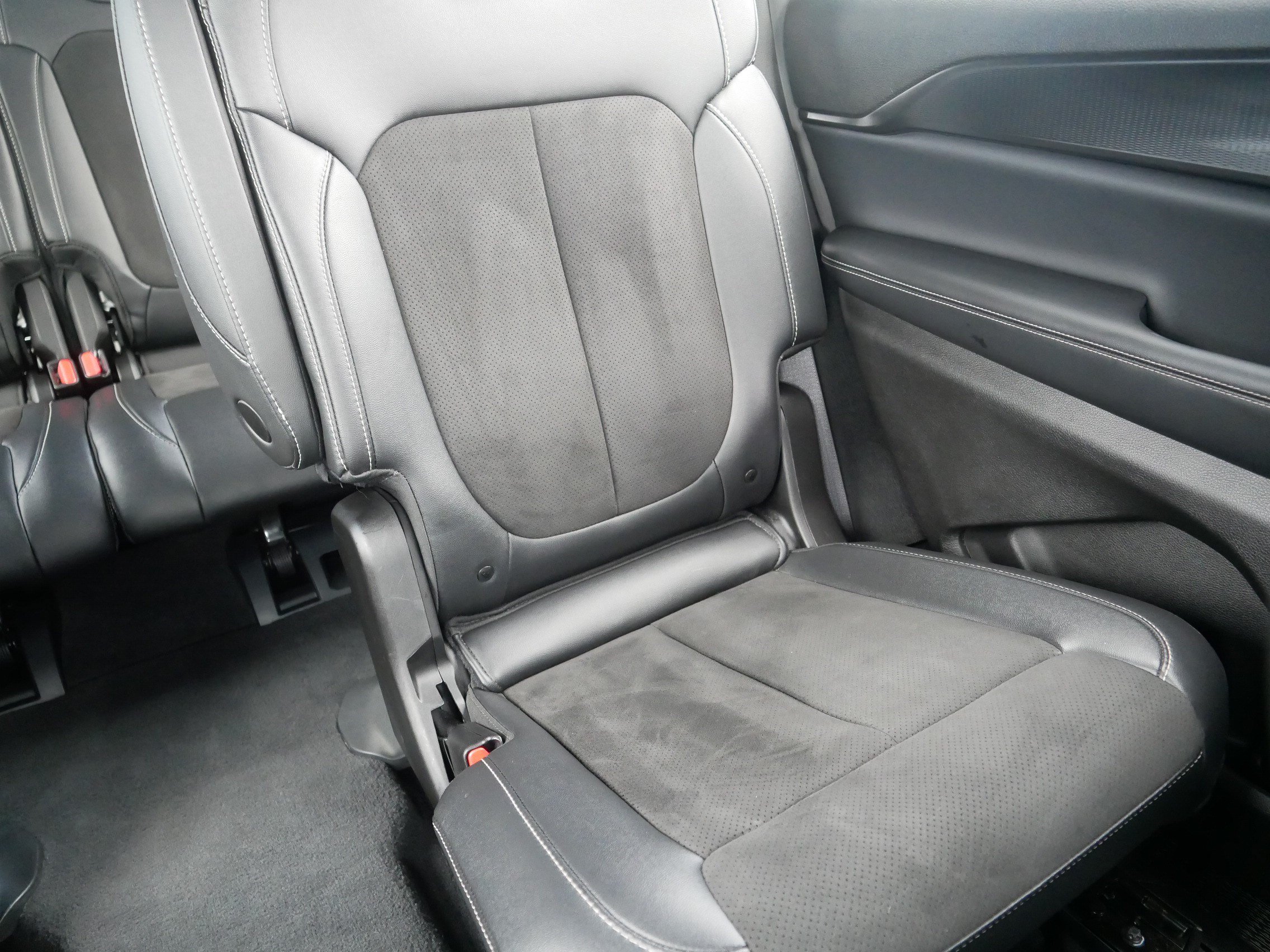 Used 2023 Jeep Grand Cherokee L Laredo AWD/4WD image 14