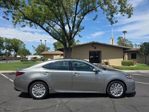 Used 2016 Lexus ES 350 w/ Accessory Package FWD image 3