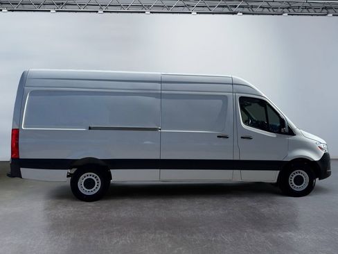 Used 2024 Mercedes-Benz Sprinter 2500 image 4