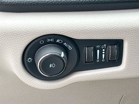 Certified 2024 Chrysler Pacifica Limited FWD image 14