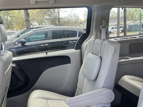 Used 2013 Chrysler Town & Country Touring-L w/ Entertainment Group #2 FWD image 17