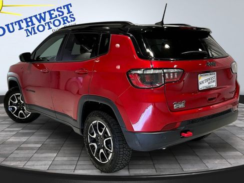 Used 2025 Jeep Compass Trailhawk AWD/4WD image 5