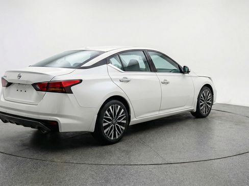 Used 2025 Nissan Altima 2.5 SV FWD image 9