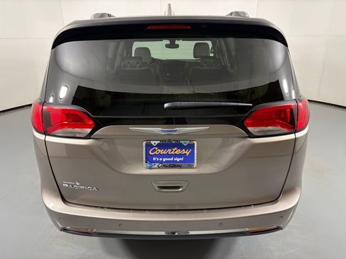 Used 2018 Chrysler Pacifica Touring-L w/ Premium Audio Group image 7