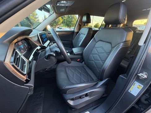 Used 2025 Volkswagen Atlas SE image 40