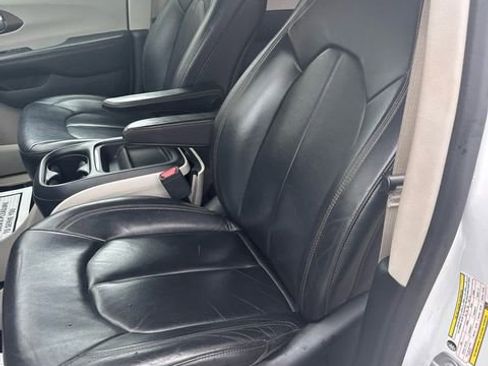 Used 2017 Chrysler Pacifica Touring-L image 12