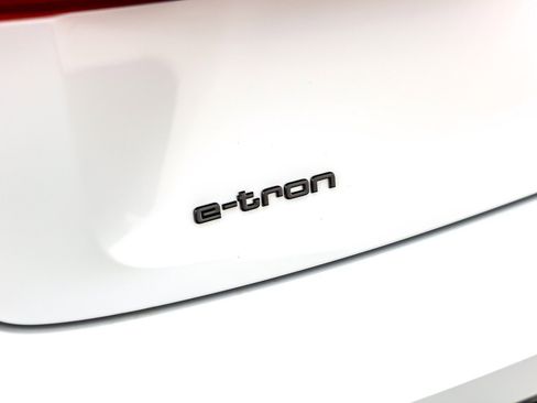 Used 2022 Audi e-tron Premium w/ Convenience Plus Package image 10