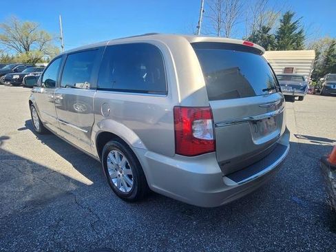 Used 2015 Chrysler Town & Country Touring image 5