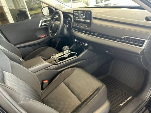 Used 2025 Mitsubishi Outlander ES FWD image 23